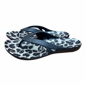 Crocs Flip Flop Black &  Gray Size 7 Womens Leopard Print Lightweight Sandals